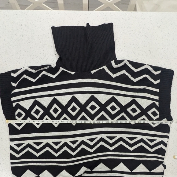 Old Navy Woman Plus Black White Geo Pattern Poncho Sweater Cowl Neck 1X-2X - Picture 4 of 9